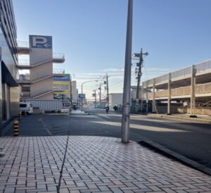 株式会社ライフコミュニケーションまでの経路②上尾駅東口線路沿い