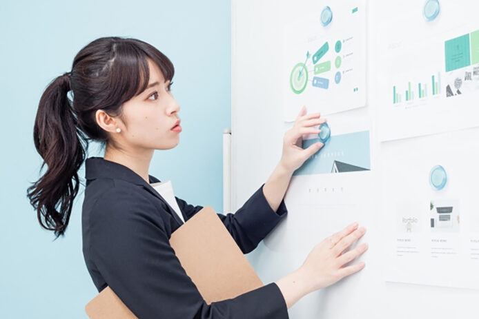 主に書類作成やデータ入力、電話対応などの事務的な業務を幅広く担い、組織が円滑に動くようにサポートする経営管理