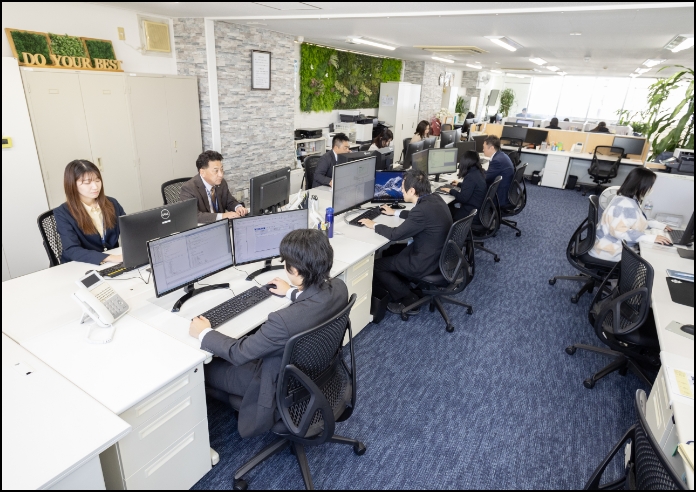 エンジニアへの負担を配慮したチェアーのある執務室