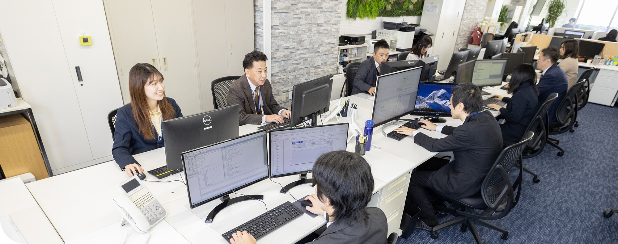システム開発やWebサイト制作業務の様子
